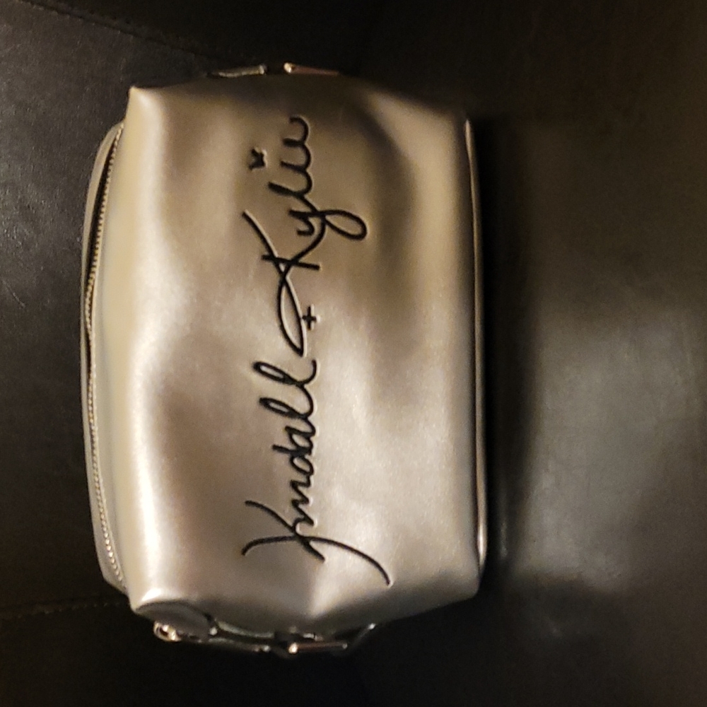 💜HP💜NWOT Kendall + Kylie Make Up Bag💜